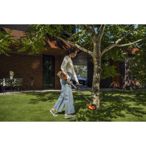 Model HUSQVARNA 215iL z akumulatorem i ładowarką